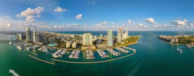 Turkuaz suları olan Miami Sahili Panoraması. Miami siluetinin insansız hava aracı görüntüsü. South Beach 'in en iyi manzarası. Lüks gökdelenleri ve okyanusları olan Miami şehri. Miami 'nin ünlü sahil şeridi manzarası