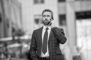 Telefon kullanan bir iş adamı. Şehirdeki erkek telefon konuşmaları. İş adamı telefonda konuşuyor. İş adamı ön ofiste. Sosyal ağ. Ofiste telefonu olan İspanyol bir işadamı..