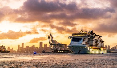 Miami, Florida, ABD - 16 Aralık 2024 Yaz Tatili Seyahati. MSC yolcu gemisinde. Gemi turu ve deniz seyahati. Akşamları gemi aydınlanır. MSC Sahil Yolcu Gemisi Yolculuğu.