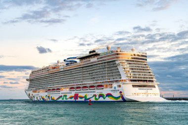 Miami, Florida, ABD - 23 Aralık 2024 Yaz Tatili Gezisi. Norveç yolcu gemisi. Gemi turu ve deniz seyahati. Gemi seyahate koyuluyor. Norveççe Tekrar Yolcu Gemisi Yolculuğu.