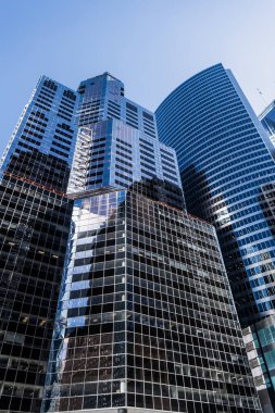 Yansıtıcı cam mimarisi. İşletme merkezinde mimarlık. Mimarlık. İş binası. Cam bina. İş şehri. Şehir mimarisi. Modern cam bina.