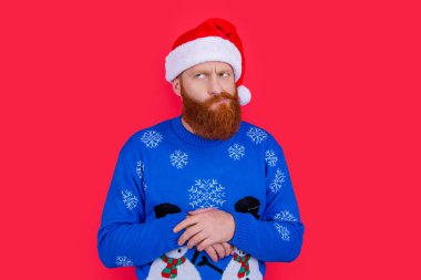 Noel Baba kırmızı üzerine kafa yoruyor. Sakallı adam Noel giysi stüdyosuna gitmeyi düşünüyor. Noel partisi. Yeni yıl arifesi. Tatil kutlamaları.