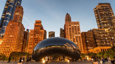 Chicago, 2-22 Ekim. 2024: Gökdelen mimarisi. Chicago şehir manzarası. Binayla şehir manzarası gecesi. Skyline mimarisi. Aydınlatılmış binası olan Chicago şehri. Chicago 'da bir gece. Gece gökyüzü ışıltısı.