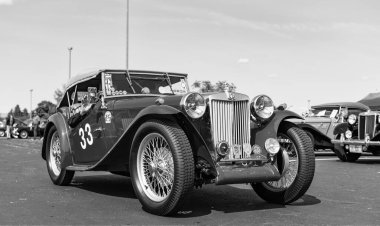 Chicago, Illinois, ABD - 08 Eylül 2024: MG MGA spor, üstü açılabilir araç, köşe görüş. Retro kırmızı spor yara izi. Üstü açık MG MGA arabası. Chicago 'da MG MGA