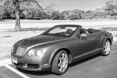 Chicago, Illinois, ABD - 08 Eylül 2024: 2007 Bentley Continental GTC üstü açık araba, köşe manzaralı. Lüks gri bir araba. Bentley Continental GTC arabası. Chicago 'da metalik gri Bentley Continental GTC
