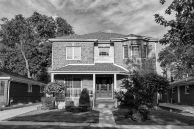 Banliyö ev mimarisi. Banliyöde özel konutları var. Banliyö mahallesi. Özel aile mimarisi. Evin dış tarafı. Banliyö bölgesinde özel bir ev. Özel konut.