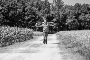 Amerika 'nın Bağımsızlık Günü. 4 Temmuz. İşçi bayramı. Amerikan bayrağı ve çiftçi adam, hasat zamanı. ABD bayrağı. Bağımsızlık Günü. Sahadaki adam. Amerikan bayrağı taşıyan vatansever bir adam..