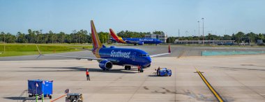 Miami, Florida, ABD - 06 Ağustos 2025: Southwest Havayolları. Boeing 737 MAX. Havayolu için uçak terminali. Güneybatı havayolu uçağı havaalanından kalkıyor. Havaalanı terminali. Uçak geliyor, tatil.