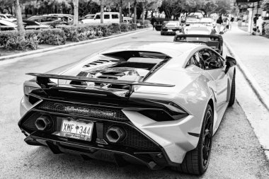 Miami Beach, Florida USA - 9 Haziran 2024 Lamborghini Huracan Tecnica Green Miami plajında. Lamborghini lüks bir İtalyan otomobil üreticisi.