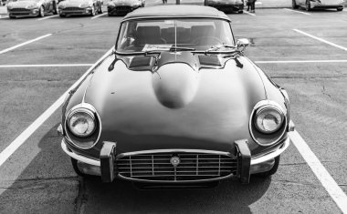 Chicago, Illinois, ABD - 08 Eylül 2024: Jaguar E Tipi 1974 üstü açık spor araba, ön görüş. Retro spor araba. Üstü açılır Jaguar E tipi araba. Chicago 'da Jaguar E Tipi