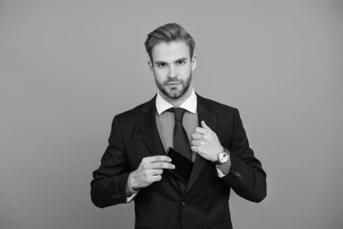 Patron ya da çalışan her zaman iletişim için telefon kullanır. İşadamı Grey 'de izole edilmiş. Başarılı bir iş adamı. İş iletişimi. Adam iş telefonuna cevap veriyor. Kendinden emin iş adamı..