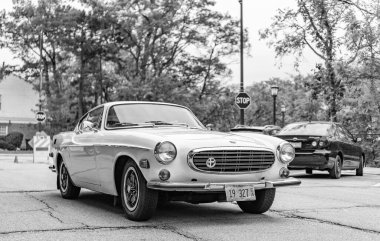 Chicago, Illinois - 29 Eylül 2024: 1970 Volvo 1800 E klasik araba. Klasik 1970 Volvo 1800 E.