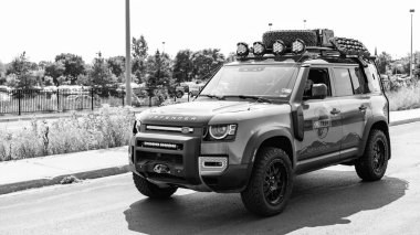 Chicago, Illinois, ABD - 08 Eylül 2024: 2022 Land Rover Defender aracı, yan görüş. Efsanevi geçiş arabası. Geçit Land Rover Defender arabası. Chicago 'da arazi aracı savunucusu.