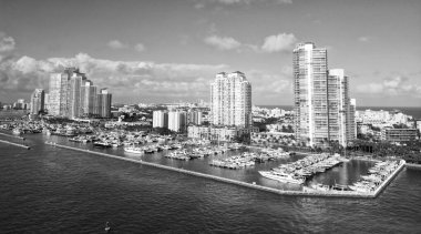 Biscayne Körfezi. Yaz tatili. Lüks Güney Sahili marinası. Miami güney sahili manzaralı. Lüks bir yat limanında. Lüks bir yaşam tarzı. Miami Biscayne Körfezi Florida manzarası. Meşgul yat limanı.