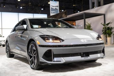 New York City, ABD - 27 Mart 2024: Auto Show 2024. Hyundai Ioniq 6 araba modeli. Hyundai Ioniq 6 elektrikli sedan. Hyundai Ioniq 6 gri renkli araç, ön görüş.