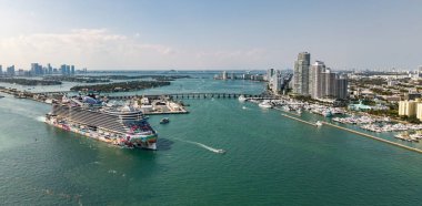 Miami, Florida, ABD - 16 Nisan 2025: Norveç Aqua yolcu gemisi yolculuğu. Yaz tatilinde gemi turu. Norveç yolcu gemisi. Gemi turu ve deniz seyahati. Gemi Miami sahil limanından ayrılıyor. NCL.