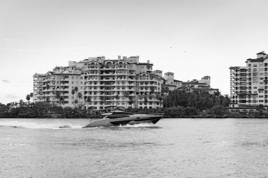 Yaz tatili. Fisher Adası Binası. Lüks tekne motorlu yat. Lüks yat marinaya gidiyor. Tekne ve yat gezisi. Lüks bir yaşam tarzı. Fisher Adası 'ndaki lüks konut yatında..