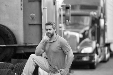 Kamyonun önünde yakışıklı bir şoför. Kamyon sahibi. Kamyon şoförü. Kamyon kamyonunun yanında bir erkek kamyon şoförü. Nakliye araçları. Yarı kamyon aracı. İspanyol kamyoncu adam. İşçi Bayramı.