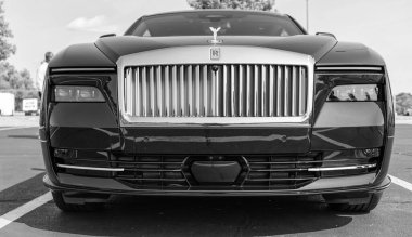 Chicago, Illinois, ABD - 08 Eylül 2024 Rolls Royce Spectre elektrikli süper coupe arabası, ön görüş. Elektrikli araba. Rolls Royce Spectre elektrikli araba. Chicago 'dan Rolls Royce Spectre