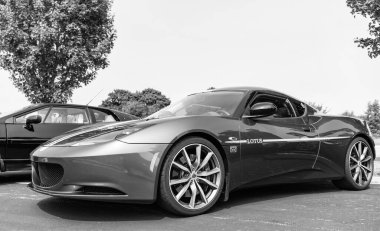 Chicago, Illinois, ABD - 08 Eylül 2024: 2021 Lotus Evora GT spor araba, köşe görüş. Yeşil metalik spor yara izi. Modern 2021 Lotus Evora GT arabası. 2021 Lotus Evora GT Chicago 'da