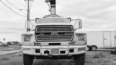 Astoria, Oregon, ABD - 21 Mayıs 2019: Ford F700 kamyonet vinci. Ford F700 kamyonet vinci dışarıda. Ford F700, ön manzara. Ford F700 patlayıcı kamyon vinci.