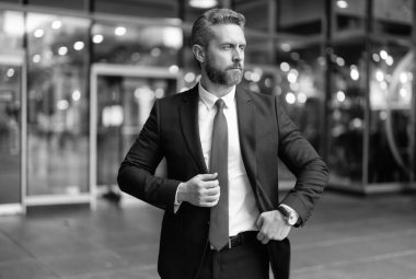 Başarılı bir iş. Girişimcinin başarısı. Ofis müdürü. Dışarıdaki iş adamı. Takım elbiseli bir iş adamı. Olgun İspanyol iş adamı. Resmi aksesuar. İş adamı portresi.