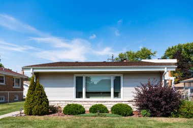 Konut mimarisi. Banliyö mahallesi. Banliyö ev mimarisi. Özel ev. Mahalle mimarisi. Mahallede mülk. Konut mülk evi. Ev sigortası.