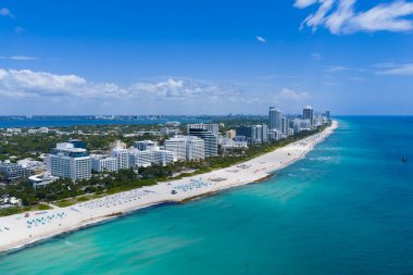 Turkuaz suları olan Miami plajı. Kumlu sahil şeridinin ve dalgaların havadan görünüşü