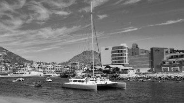 Cabo San Lucas, Meksika - 15 Mayıs 2019 Catamaran denizde yelken açıyor. Lüks katamaran yatı körfezde. Yaz tatili. Lüks seyahat hayatı. Yaz tatili. Turistlerle dolu bir katamaran. Deniz yolculuğu.