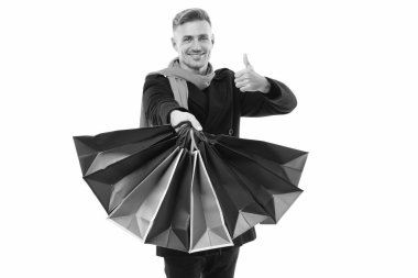 Alışveriş çantalı olgun bir adam. Kara Cuma alışverişi. Alışveriş torbası beyazda izole edilmiş. İndirim ve indirim. Satın alma hediyesi. Büyük indirim ve alışveriş. Başparmak yukarı. Alışveriş merkezindeki adam..