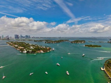 Güney Miami Sahili 'nin en iyi manzarası. Miami 'nin ünlü sahil şeridinin insansız hava aracı görüntüsü. Gökdelenleri olan Miami Beach gökdelenleri. Yazın Miami Sahili 'nin havadan görünüşü. Gökdelenli Miami Sahili
