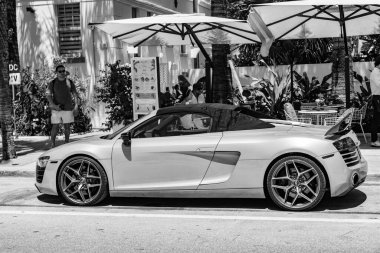 Miami Beach, Florida USA - 5 Haziran 2024: 2014 Audi R8 yeşil lüks araba Miami plaj caddesinde. Audi R8 okyanus yolunda. yan görünüm
