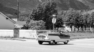 Skagway, Alaska, ABD - 07 Temmuz 2019: Nash Metropolitan 1959 üstü açılır araba. Nash Metropolitan 'ın üstü açık arabası. Nash Metropolitan açık hava, köşe manzarası.
