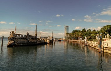 Miami, Florida - 01 Aralık 2024: Vizcaya Müzesi 'ndeki Stone breakwater gemisi ve şu anda Coconut Grove olan Biscayne Körfezi' ndeki Gardens. Vizcaya Müzesi rıhtım mimarisi. Villa Vizcaya Müzesi.