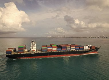 Kargo gemisi denizde, hava manzaralı. Kargo gemisinde nakliye konteynırı. Hava gözlem gemisi limana giriyor. Kargo işi. Konteyner gemisi. Nakliye lojistiği. Ticari nakliye. Kargo taşıyıcısı.