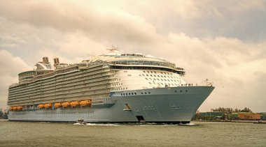 Yaz tatilindeki deniz yolculuğunun havadan görünüşü. Gemi turu ve deniz seyahati. Lüks yolcu gemisi yolculuğunun havadan görünüşü. Gemi Miami sahil limanından ayrılıyor. Miami turu. Gemi seyahati. Ada gezisi.