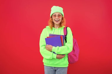 1 Eylül. Bilgi ve eğitim. Okul eğitimi. Öğrenci hayatı. Üniversitedeki kız öğrenci. Okula dönelim. Bilgi toplama günü. Üniversitede eğitim. Pembe üzerine izole edilmiş genç bir kız. Yüksek öğrenim.