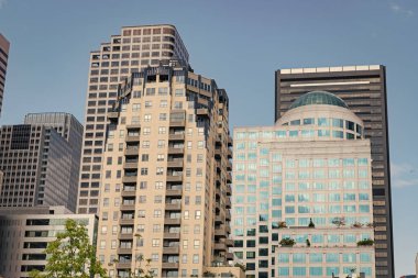 Şehir mimarisi. İş bölgesindeki ofis binası. Konut binası. Gökdelen mimarisi. Gökdelen modern şehir manzarası. Şehir manzarası. Şehir merkezindeki gökdelen..