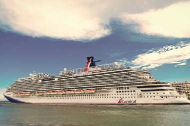 Miami, Florida, ABD - 9 Haziran 2024: Karnaval yolcu gemisi. Gemi turu ve deniz seyahati. Gemi Miami limanından ayrılıyor. Karnaval Horizon yolcu gemisi yolculuğu. Yaz tatilinde gemi turu. Deniz yoluyla seyahat etmek.
