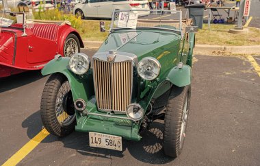Chicago, Illinois, ABD - 08 Eylül 2024: MG TC Roadster 2 koltuklu spor üstü açılır araç, köşe manzaralı. Retro spor araba yeşil renk. Üstü açık MG TC araba. Chicago 'da MG TC