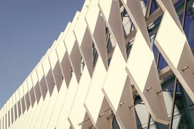 Modern apartman binası. Detaylı bir apartman. Bina manzarası. Yapı mimarisi. Mimari dış görünüş ayrıntıları. Yapısal dış parça. Geometrik şekil.