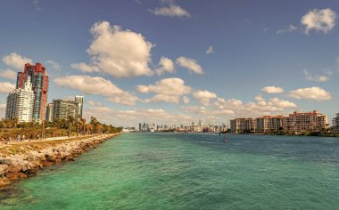 Güney Sahili, ABD 'de deniz kanalı olan Miami manzarası. Miami limanına giden deniz kanalı. Miami 'nin Fisher Adası' yla manzarası. Florida 'da lüks bir hayat. Miami güney plajı. South Point Parkı.