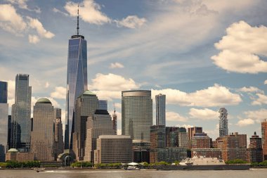 New York, Birleşik Devletler. New York Manhattan 'ın ufuk çizgisi finans bölgesi. Manhattan güzel silueti, New York, Birleşik Devletler. Manhattan 'ın ortasındaki New York şehrinin gökyüzü manzarası. ABD NYC 'de. Amerikan en büyük şehri.