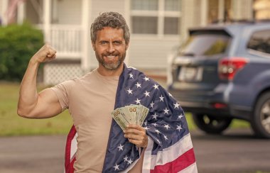 Enflasyon konsepti. Amerikan vergi politikası. İspanyol adam ve Amerikan bayrağı. Amerika 'da vergi ödemek. Katma değer vergisi. Vergi sistemi. Vatansever adam. Amerikan bayrağı ve dolar parası. Güç ve istikrar.