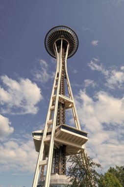 Seattle, Washington, ABD - 26 Temmuz 2024: Space Needle gözlem kulesi. Seattle mimari simgesi. Uzay iğnesinin mimarisi. Kule mimarisi dönüm noktası. Modernist kule tasarımı.