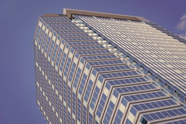 İş gökdeleni binası. Mimari inşaat sektörü. Cam gökdelen. Şehir mimarisi. Ofis binasının mimarisi. Perspektif gökdeleni. Sürdürülebilir cam yapısı.