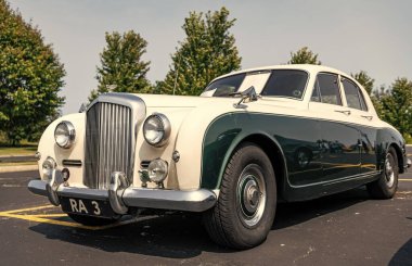 Chicago, Illinois, ABD - 08 Eylül 2024: Bentley S1 Continental retro araç, köşe görüş. Retro araba. Klasik Bentley S1 Continental araba. Chicago 'da Bentley S1 Continental