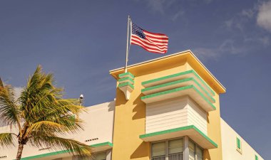 Okyanus yolculuğu. Ocean Drive 'daki Miami South Beach. Art Deco mimarisi. Mimari bina. Tarih Bölgesi. Art deco mimari bölgesi. Art Deco. Amerikan bayrağıyla modern bina.