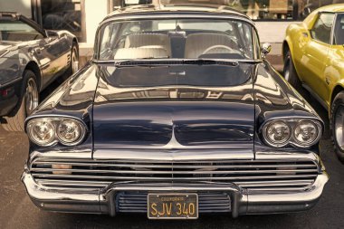 Park Ridge, Illinois, ABD - 22 Ağustos 2024: Chevrolet Delray 'in siyah arabası. Chevy Chevrolet Delray. Otomobil fuarında park etmiş siyah bir araba. Chevrolet Delray eski araba.