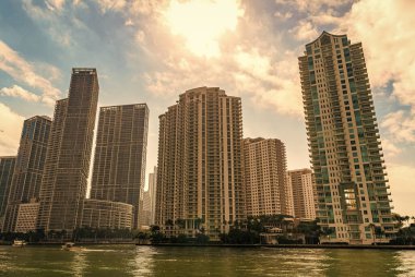 Günbatımı şehrinde gökdelen. Şehir gökdelen binası. Konut mimarisi. Brickell Anahtarı. Rıhtım mimarisi. Yerleşim yeri gökdeleni. Modern rıhtım binası.
